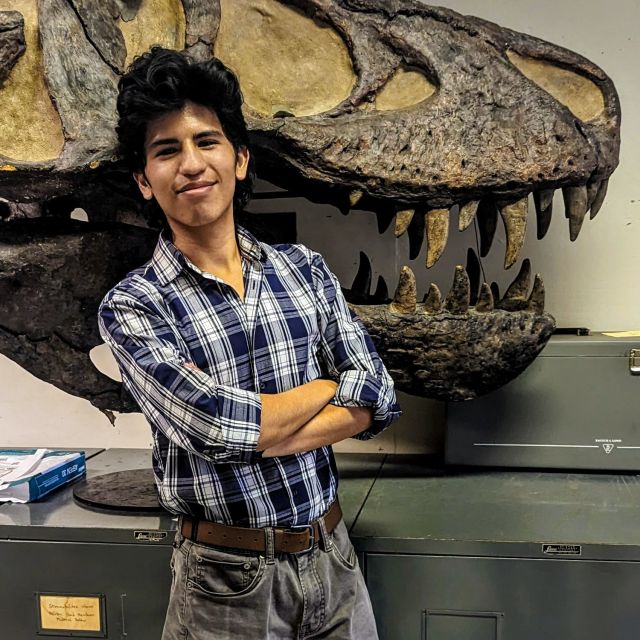 Jorge in front of a dinosaur